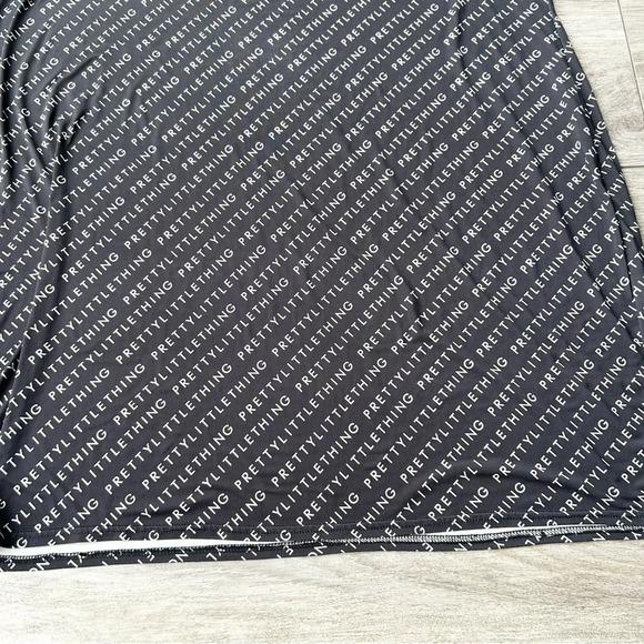 PRETTYLITTLETHING Plus Black Oversized T Shirt  Dress - Picture 9 of 16